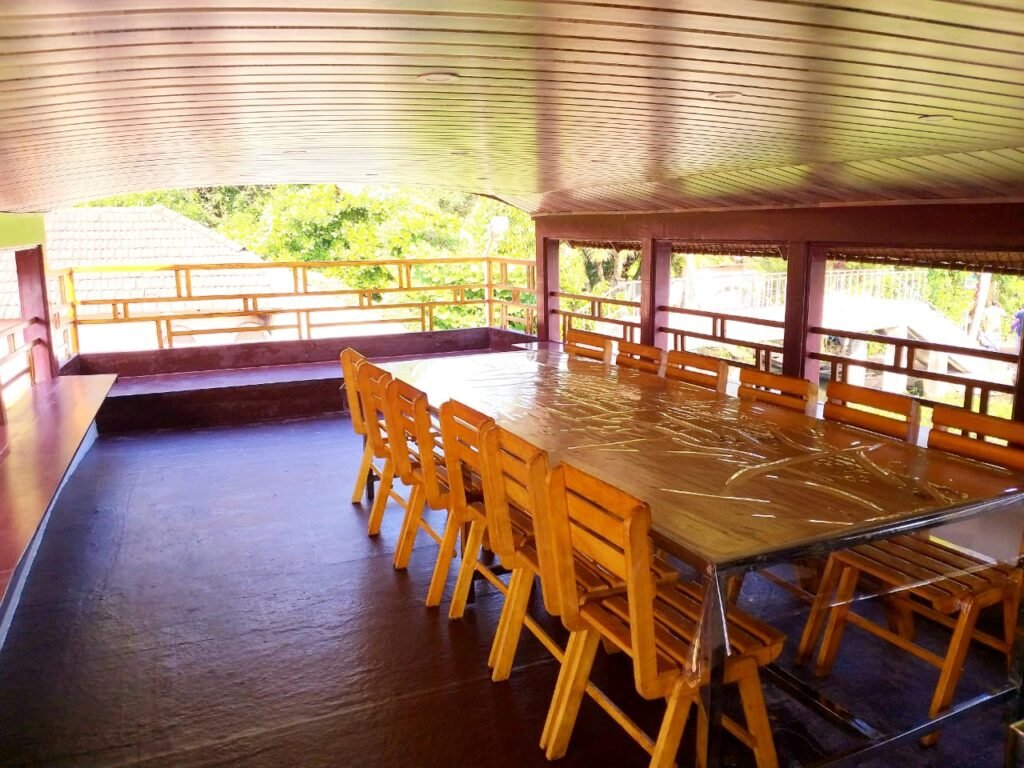 3 bedroom deluxe houseboat with upper deck