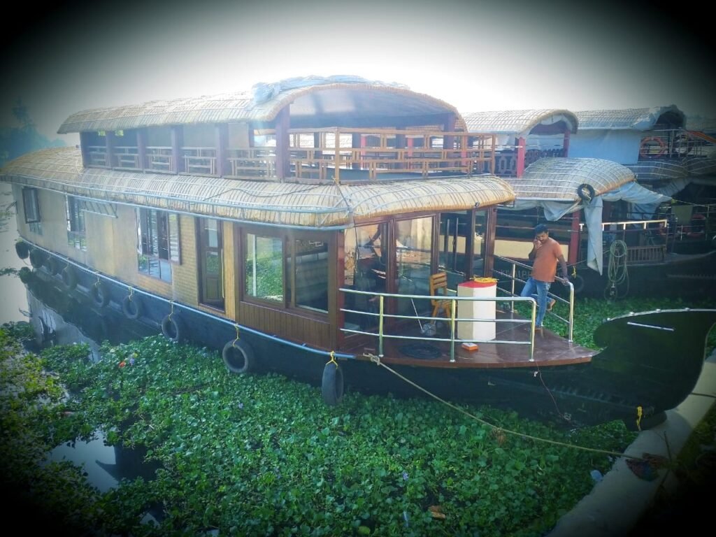 deluxe 3 bedroom houseboat