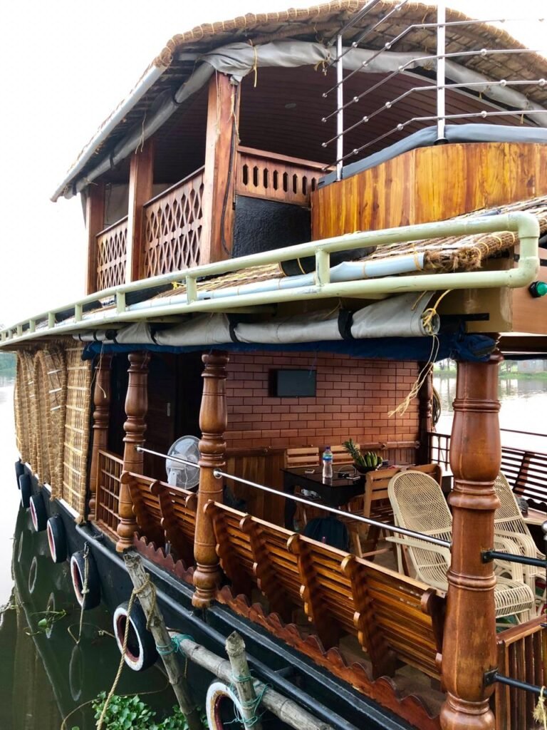 single bedroom ac houseboat