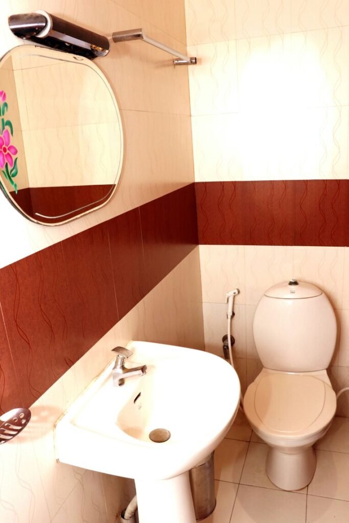 toilet in 2 bedroom houseboat alleppey